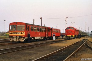 MÁV Bz mot 202+Bzx 50 55 24-28 634-6 som Tog 9557 og M61 015 med Ex 957. Tapolca 14.04.1991.