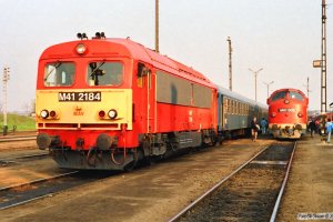 MÁV M41 2184 med Tog 887 og M61 002 med Tog 9725. Tapolca 14.04.1991.