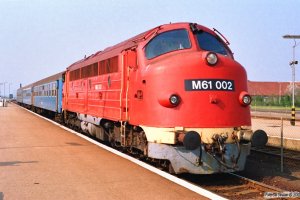 MÁV M61 002 med Tog 9725. Balatonfüred 14.04.1991.