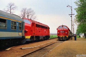 MÀV M61 010 med Ex 955 og M61 014 med Tog 9714. Polgárdi 15.04.1991.