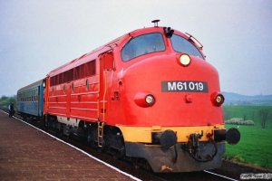 MÀV M61 019 med Tog 9741. Aszófô 15.04.1991.