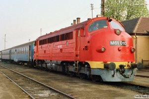 MÁV M61 010 med Tog 9725. Tapolca 16.04.1991.