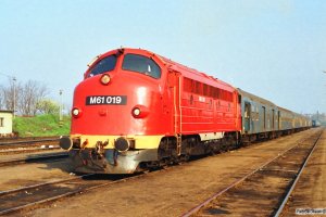 MÁV M61 019 med materieltog. Tapolca 16.04.1991.