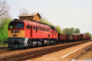 MÁV M62 065 med lokalgodstog. Polgárdi-Ipartelepek 16.04.1991.