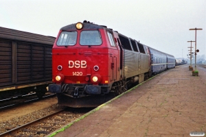 DSB MZ 1420+2 DB WLABmh som M 8340 Fa-Od. Vogne til TV 2 valgtog. Odense 04.11.1989.