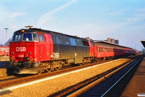 DSB MZ 1428 med IC 135 Kh-Es. Odense 12.11.1989.