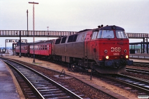 DSB MZ 1403 med lokalvogne til IC 151. Nyborg Færge 31.01.1990.