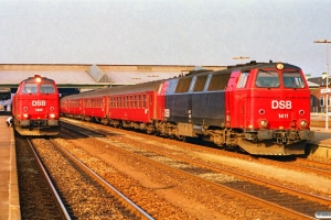 DSB MZ 1423 med IC 430 Fh-Flb og MZ 1411 med P 1558 Ar-Ngf. Fredericia 18.03.1990.