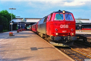 DSB MZ 1427+Bn 703+ABns 517 som P 2776 Fa-Od. Fredericia 29.06.1990.