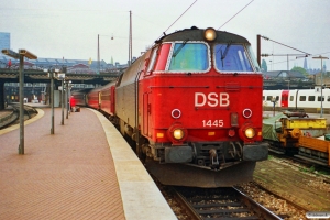 DSB MZ 1445 med P 5071 Hgl-Nf. København H 03.10.1990.