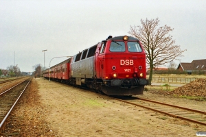 DSB MZ 1421+4 Bn som M 8452 Bj-Hed (VLK sygetog). Hedensted 27.11.1990.