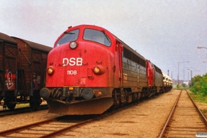 DSB MY 1108+MZ 1424+sukkervogne på risten ved Carlsberg. Odense 04.10.1988.