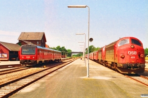 DSB MR/D 34 som Re 4629 Es-Str og MY 1123+MY 1143+Bf+3 WRm+2 Bf som P 8534 Ar-Rj. Ringkøbing 13.06.1992.