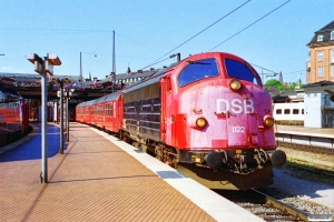 DSB MY 1122+Bn-v+3 Bn-o+ADns-e+B+B-t+BDan+B+B som IR 1161 Kh-Kø. København H 01.07.1994.