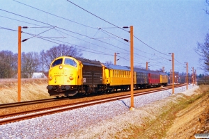 DSB 90 86 00-21 108-4+Målevogn 005+007+006+001 som M 8442 Ng-Pa. Km 73,0 Fa (Vojens-Rødekro) 17.04.1996.