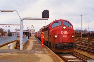 DSB MY 1124+EA 3017+Målevogn 003+ADns-e 518 som M 6228 Oj-Ng. Nyborg 20.11.1996.