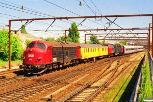 DSB MY 1135+målevogn 001+MZ 1426+ET 05 som M 8351 Hgl-Oj. Odense 14.05.2000.