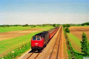 DSB MZ 1434 med Re 2237 Hgl-Nf. Km 111,2 Kh (Lundby-Vordingborg) 13.05.1994.