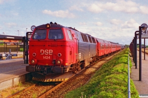 DSB MZ 1424+BDn+3 B+WLABr+Bcm+Bcm+WLABr som IR 591 Kh-Fh. Frederikshavn 04.07.1995.