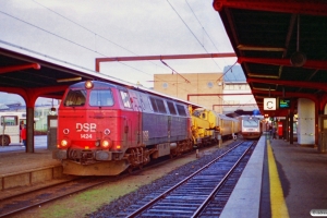 DSB MZ 1424+hjælpetog som M 6122 Ar-Re. Odense 13.11.1996.
