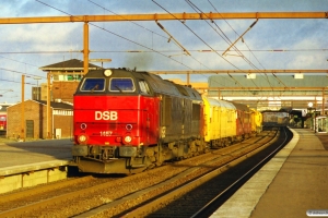 DSB MZ 1457+hjælpetog som M 6183 Gb-Tov. ME 1524 afsporet på Torsøvej. Odense 26.02.2000.