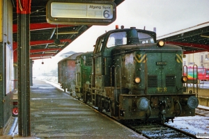 DSB MH 338+Traktor 124+Gs er netop ankommet fra Svendborg. Odense 01.03.1988.