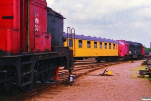 Afsporet DSB MH 321 og MX 1036 med hjælpetog. Odense 10.06.1988.