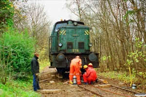 DSB MH 326 sporsættes. Fruens Bøge 21.11.1990.