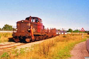 DSB MT 165 med godsvogne til Kommunekemi. Nyborg 09.09.1996.