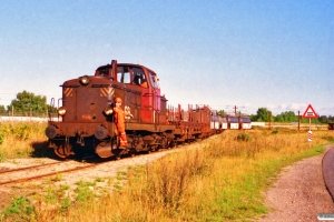 DSB MT 165 med godsvogne til Kommunekemi. Nyborg 09.09.1996.