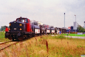 DSB MT 166 med godsvogne til Kommunekemi. Nyborg 07.10.1996.