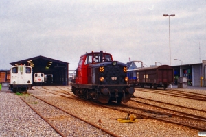 DSB MT 166 rangerer ved Kommunekemi. Til venstre holder KK Traktor 124 og 125. Nyborg 07.10.1996.