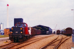 DSB MT 166+KK Traktor 125 rangerer ved Kommunekemi. Nyborg 07.10.1996.