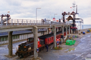 DSB MT 161 skubber EC 187 ombord på Deutschland. Rødby Færge 25.04.1997.