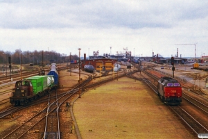 DSB MT 159 rangerer og MZ 1454 kører i hus. Rødby Færge 25.04.1997.