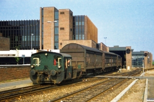 DSB Køf 275 rangerer ved postterminalen. Odense 09.05.1987.