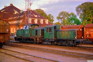 DSB MH 320+Traktor 137 rangerer. Odense 12.07.1988.