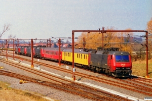 DSB EA 3007+Målevogn 001+006+EA 3017+ME 1528+ME 1533+MZ 1454. Nyborg 16.04.1996.