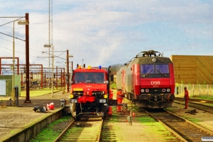 DSB EA 3022+EA 3016 og Fredericias hjælpebil. Odense 31.10.1998.