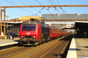 DSB EA 3001+Bn-oi+3 Bn-o+ADns-e som IR 1353 Kh-Ab. Odense 07.04.2000.