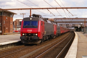 DSB EA 3022+EA 3002 med IR 8247 Kh-Str. Odense 12.04.2001.