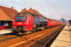 DSB ME 1522 med P 2353 Kk-Sg. Ringsted 17.03.1990.