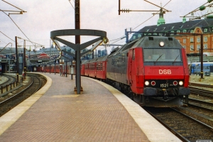 DSB ME 1521 med RØ 2257 Kh-Næ. København H 07.04.2002.