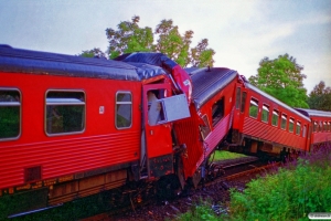 DSB MR 4066 til venstre og MRD 4268 til højre. RV 3756 Hr-Fa (4268+4068) og RV 3741 Fa-Hr (4066+4266) kørte frontalt sammen. Jelling 01.08.1995.