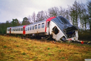 DSB MRD 4202+MR 4002. RV 3705 Fa-Str (4202+4002) kørte ind i holdende RV 3712 Hr-Fa (MR 4043+4243). Kølkær 02.03.2000.