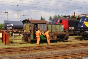 RDK Køf 255 får påsat Railion bomærke. Padborg 29.06.2001.