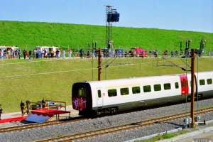 DSB MF 30+MF 86+MF 87+MF 15+MF 31 (indvielsestoget) ankommer til tunnelmundingen. Korsør 01.06.1997.