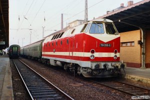 DR 119 096-6 med Tog 15343. Schwerin 16.10.1990.