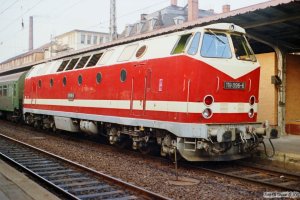 DR 119 096-6 med Tog 15343. Schwerin 16.10.1990.