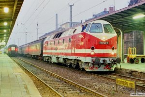 DR 119 148-5 med Tog 15343. Schwerin 27.10.1990.